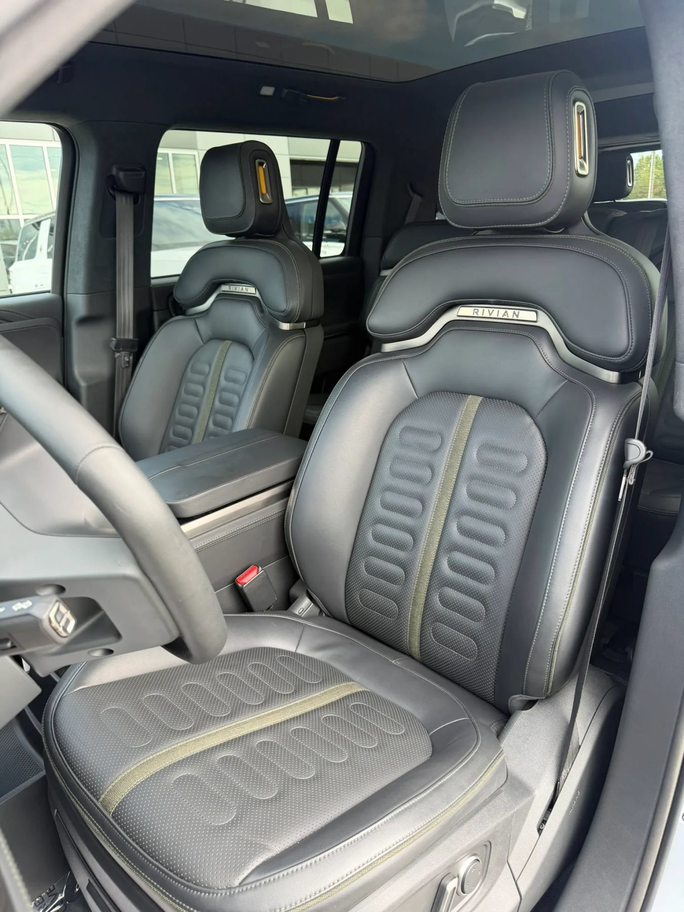 Used 2025 Rivian R1S Adventure Dual AWD/4WD image 6