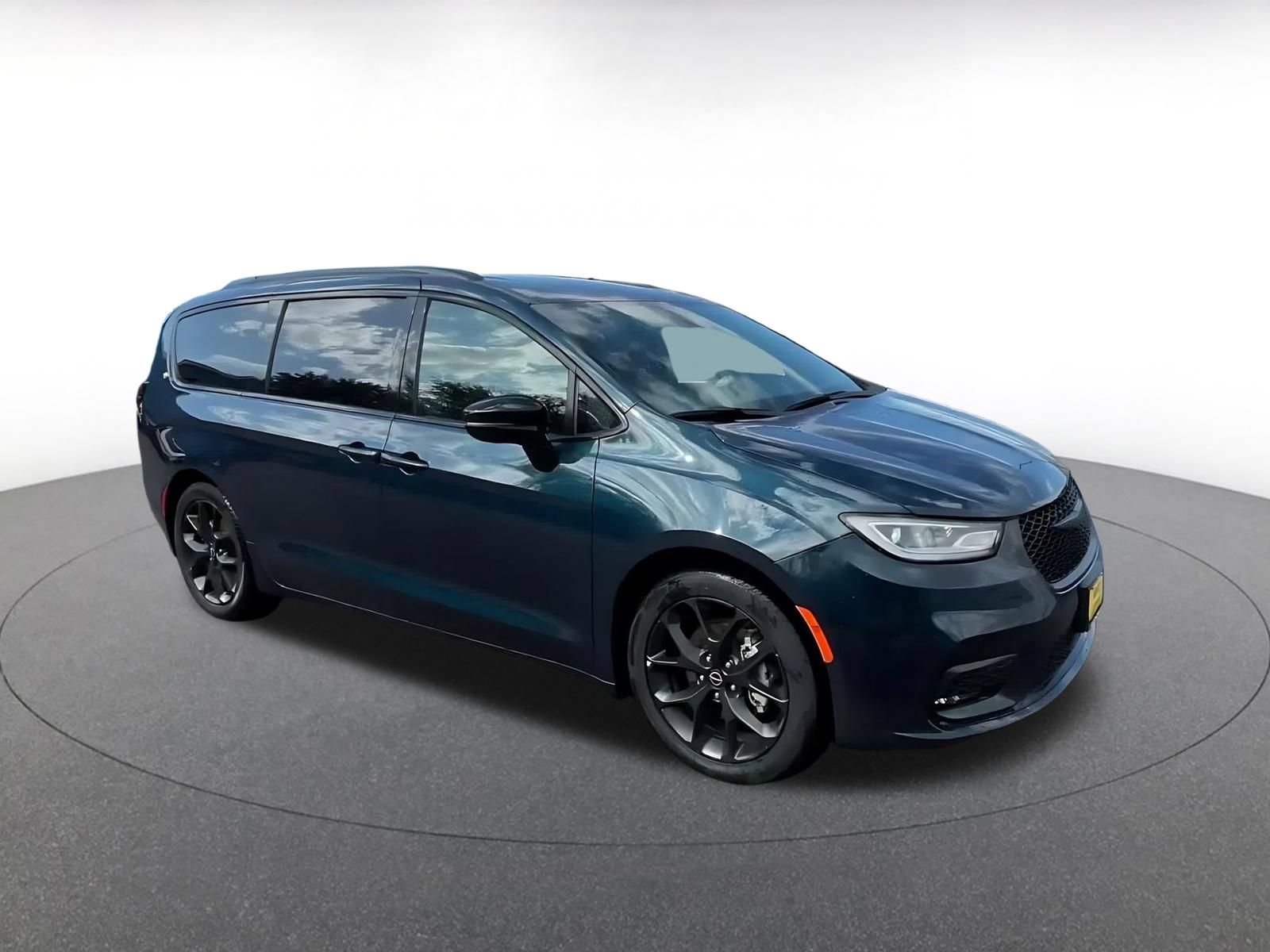 Used 2025 Chrysler Pacifica Limited FWD image 2
