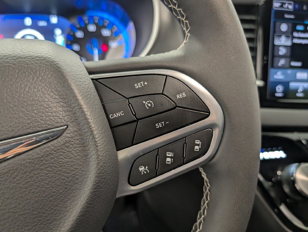 Used 2026 Chrysler Pacifica Select FWD image 22