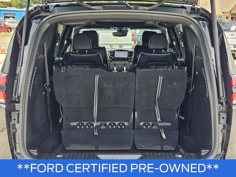 Used 2025 Chrysler Pacifica Limited FWD image 9