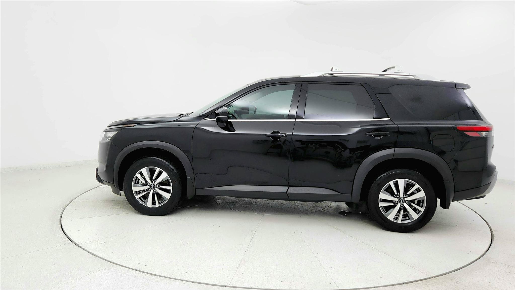 Used 2024 Nissan Pathfinder SL w/ Cargo Package FWD image 2