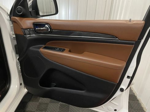 Used 2020 Jeep Grand Cherokee Overland AWD/4WD image 45