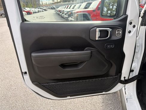 Used 2025 Jeep Wrangler Willys image 8