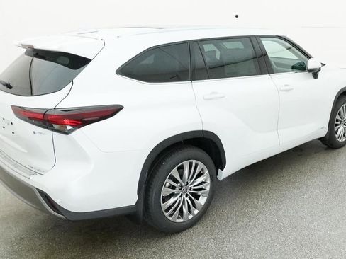 New 2026 Toyota Highlander Platinum AWD/4WD image 9