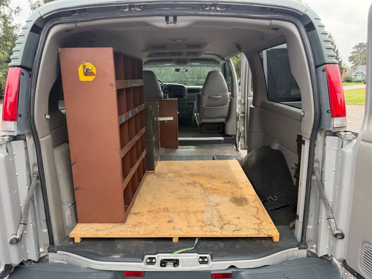 Used 1998 Chevrolet Express 2500 Passenger w/ Preferred Equipment Group RWD image 12