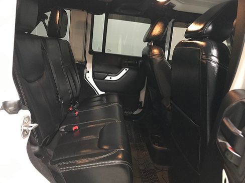 Used 2014 Jeep Wrangler Unlimited Sahara image 20