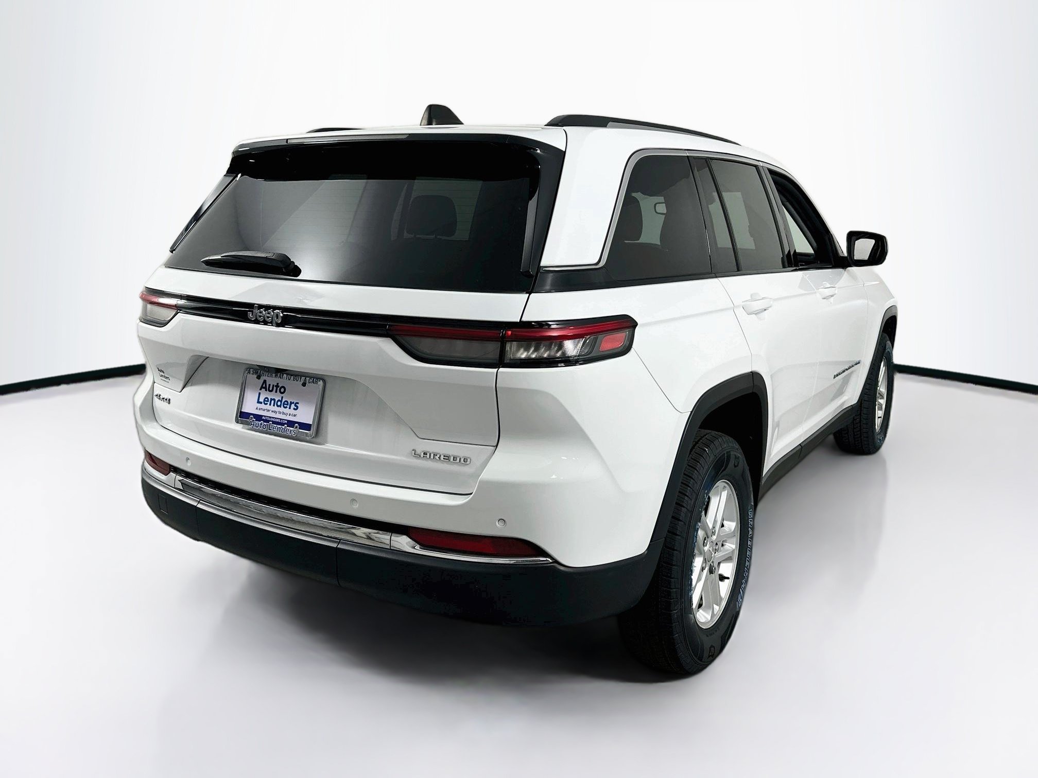Used 2023 Jeep Grand Cherokee Laredo AWD/4WD image 5