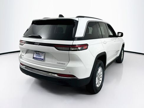 Used 2023 Jeep Grand Cherokee Laredo AWD/4WD image 5