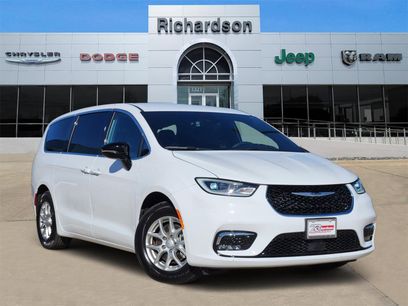 Used 2025 Chrysler Pacifica Select