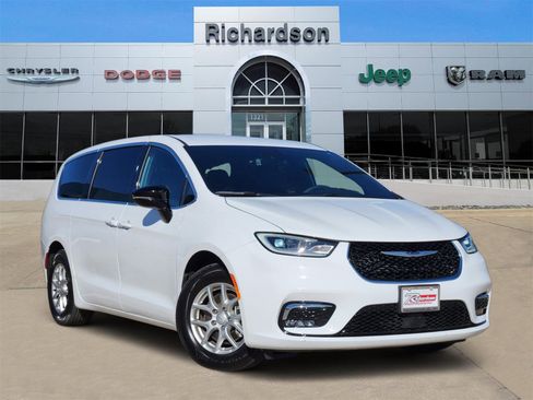 Used 2025 Chrysler Pacifica Select image 1