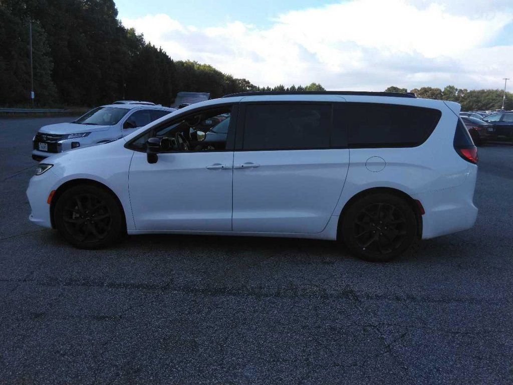 Used 2025 Chrysler Pacifica Limited FWD image 2