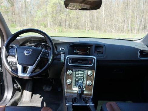 Used 2016 Volvo V60 T5 Cross Country w/ Convenience Package AWD/4WD image 17