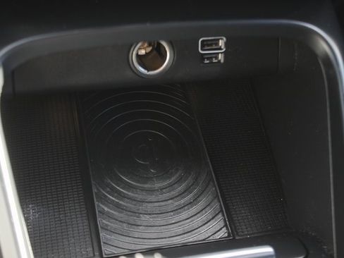 Used 2019 Volvo XC40 T5 Momentum image 9