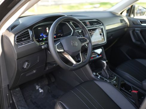 Certified 2024 Volkswagen Tiguan SE w/ Panoramic Sunroof Package AWD/4WD image 12