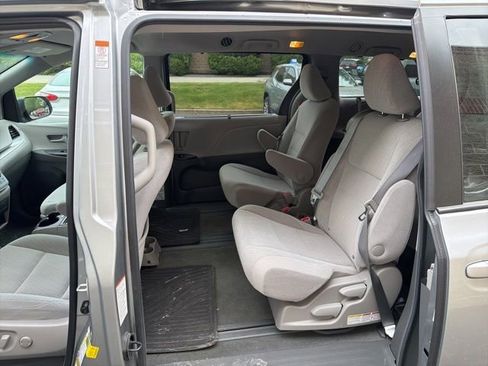 Used 2016 Toyota Sienna LE FWD image 6