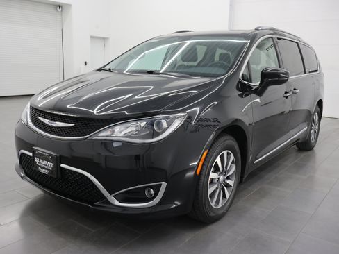 Used 2020 Chrysler Pacifica Touring-L Plus FWD image 7