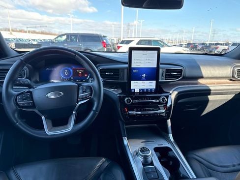 Used 2023 Ford Explorer Platinum w/ Technology Package image 16