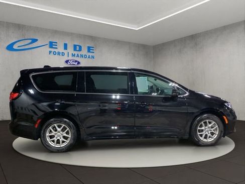 Used 2024 Chrysler Pacifica Touring-L image 8