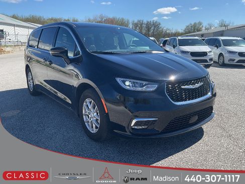 Used 2025 Chrysler Pacifica Select FWD image 1