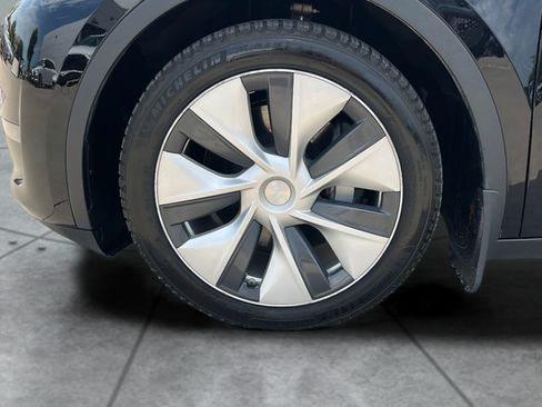 Used 2021 Tesla Model Y Long Range AWD/4WD image 25