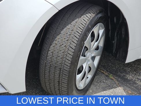 Used 2025 Toyota Corolla LE FWD image 30
