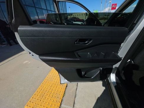 Used 2024 Nissan Pathfinder S image 22