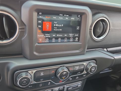 Used 2020 Jeep Gladiator Overland w/ LED Lighting Group AWD/4WD image 18