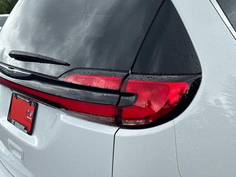 Used 2023 Chrysler Pacifica Touring-L FWD image 13