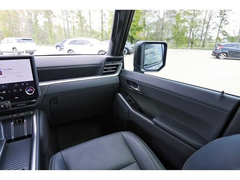 Used 2024 Lexus GX 550 image 8