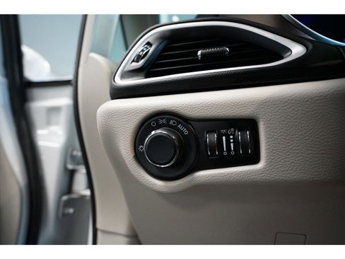 Used 2022 Chrysler Voyager LX FWD image 18