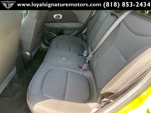 Used 2016 Kia Soul + image 12