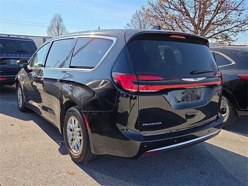 Used 2024 Chrysler Pacifica Touring-L image 2