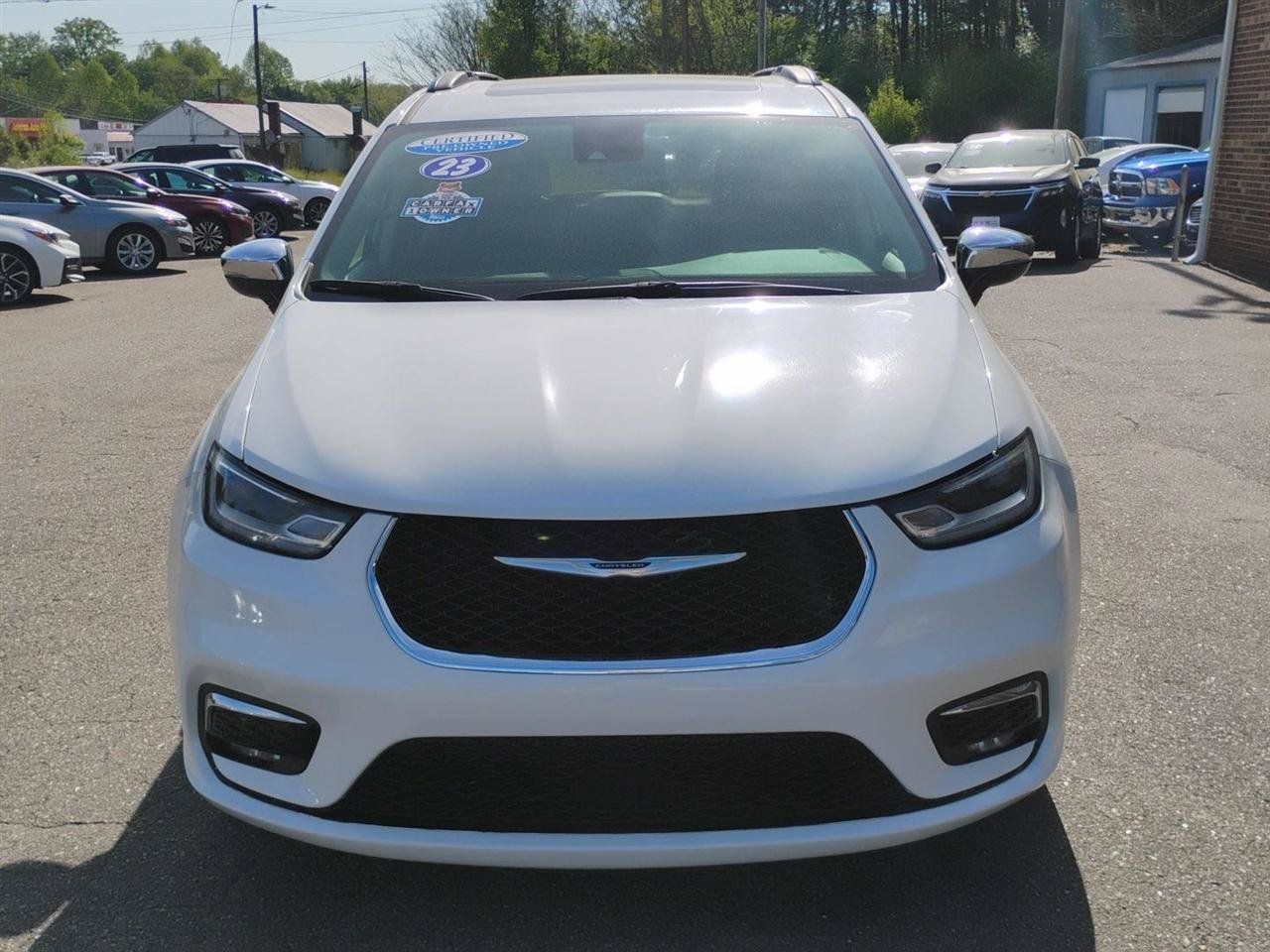 Used 2023 Chrysler Pacifica Limited FWD image 2