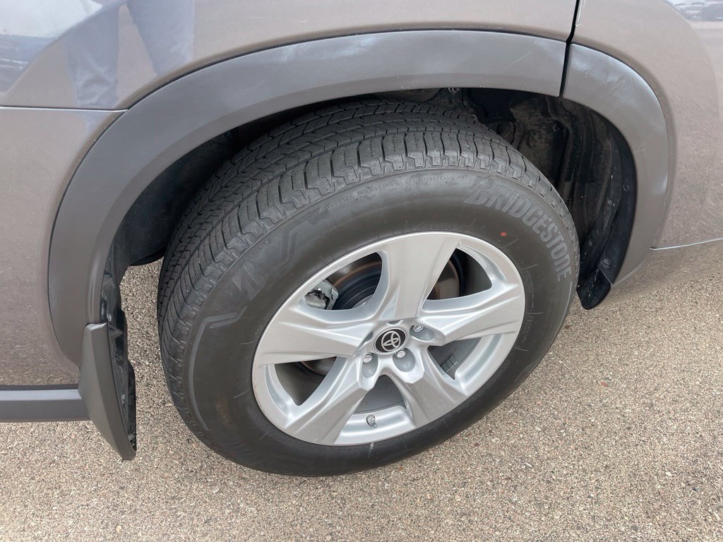 Used 2023 Toyota Highlander L AWD/4WD image 3
