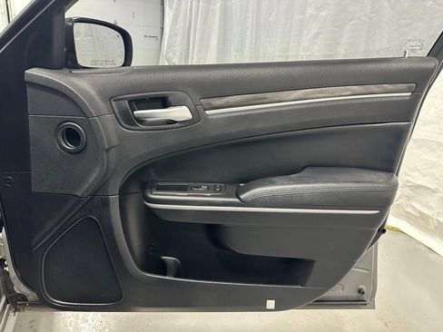 Used 2019 Chrysler 300 Touring RWD image 54