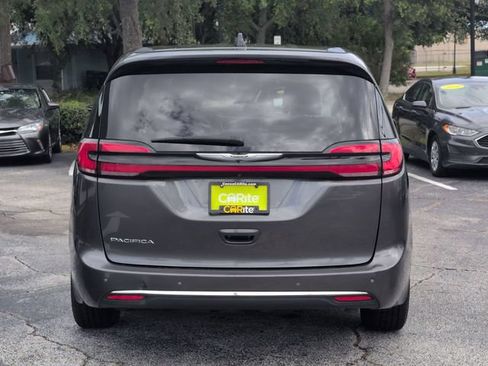 Used 2023 Chrysler Pacifica Touring-L FWD image 6