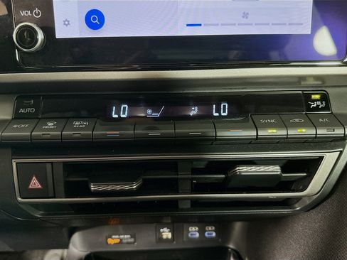 Used 2025 Toyota Camry LE image 34