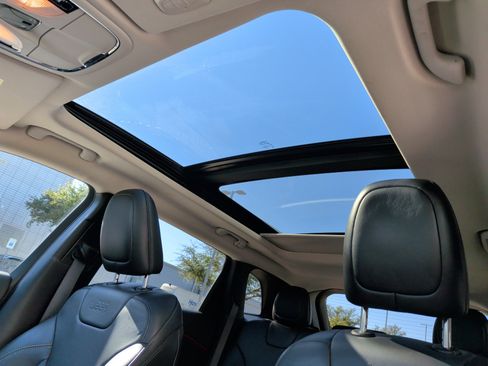 Used 2015 Jeep Cherokee Limited image 27