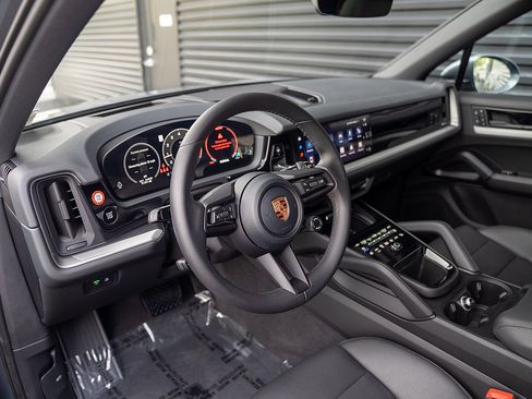 Used 2026 Porsche Cayenne AWD/4WD image 4