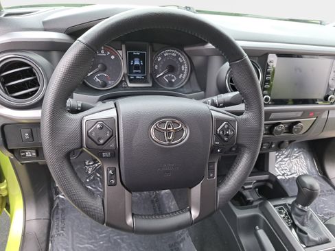 Used 2023 Toyota Tacoma TRD Off-Road w/ Technology Package AWD/4WD image 14