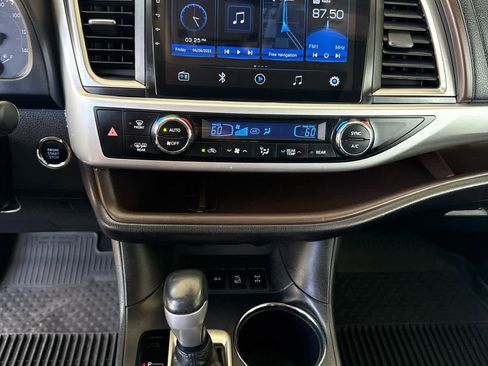 Used 2019 Toyota Highlander XLE image 18
