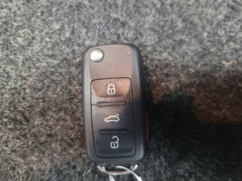 Used 2018 Volkswagen Passat 2.0T SE FWD image 32