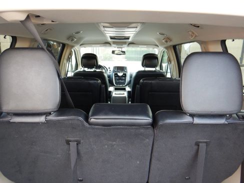 Used 2015 Chrysler Town & Country Touring-L w/ Driver Convenience Group FWD image 25