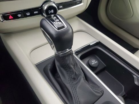 Used 2018 Volvo XC60 T5 Momentum w/ Vision Package image 34