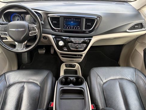 Used 2020 Chrysler Pacifica Touring-L image 2