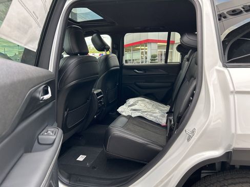 New 2025 Jeep Grand Cherokee Altitude image 10