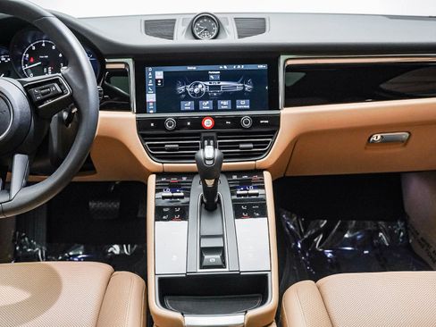 Certified 2025 Porsche Macan AWD/4WD image 17