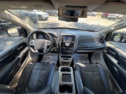 Used 2014 Chrysler Town & Country Touring FWD image 15