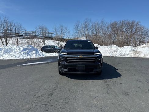 Used 2025 Chevrolet Traverse LT image 2