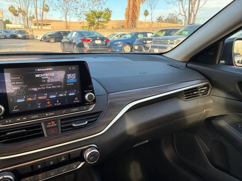 Used 2025 Nissan Altima 2.5 SV image 40